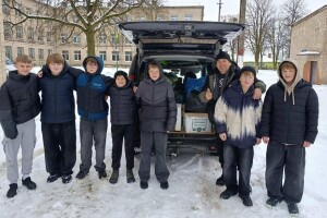 Команда вчителя з Волині Романа Франчука виготовила і передала на фронт вже 26 тисяч окопних свічок!