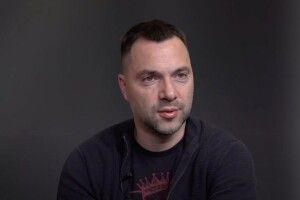 Арестович озвучив тривожні новини: на одному з напрямків окупанти намагаються оточити ЗСУ 