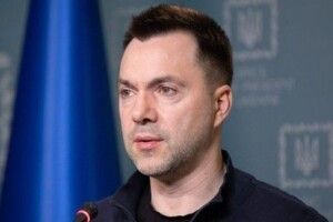 Арестович розповів, хто підриває потяги та машини у рф