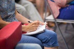 «Підкорили» деревообробний верстат: на Волині жінок навчають «чоловічим» професіям