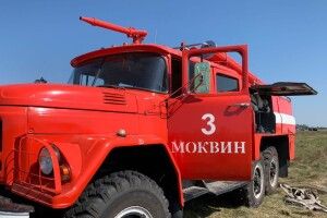 На Рівненщині другу добу горить майже гектар торфу