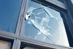 На Волині темної пори одному пану хтось жбурляє у вікна каменюки