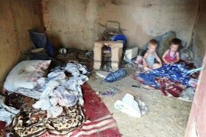 Мати зачинила двох маленьких дітей у напівзруйнованому сараї, а сама пішла пиячити (Відео)