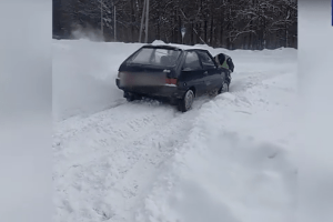Волинські патрульні допомогли водію вибратися зі снігу (Відео)