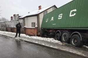 Українець на вантажівці розтрощив у Польщі будинок з дітьми