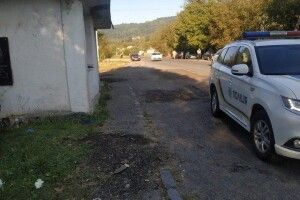 Автомобіль врізався в автобусну зупинку: є загиблі (Відео)