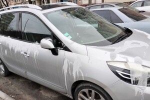 У Рівному кислотою облили машину організатора спідвейних гонок (Фото)