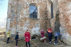 У Голобах прибрали територію найстарішої будівлі селища (Фото)