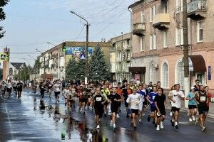 Близько 400 нововолинців взяли участь у благодійному забігу «Шаную воїнів, біжу за Героїв України» (Фото)