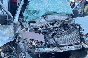 Маршрутка влетіла у вантажівку, є постраждалі  