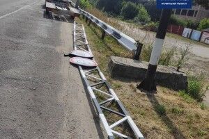 На Волині сталася ДТП: водій вантажівки влетів у дорожнє огородження (Фото)
