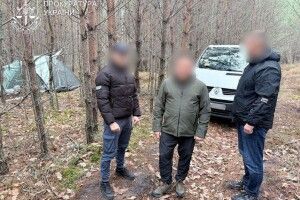 Поліцейський, який вкрав 13 млн грн, ховався в наметі на Поліссі