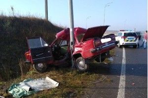 Моторошна ДТП поблизу Рівного: легковик зігнувся дугою