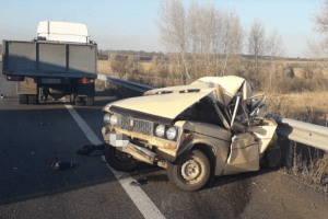 Вантажівка влетіла у припаркований на узбіччі «Жигуль» –  легковик просто зім'яло... (фото)