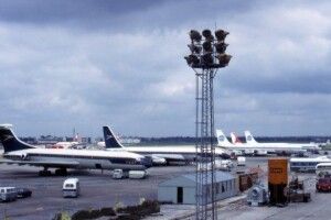 У лондонському аеропорту з літака зняли 12-річного хлопчика