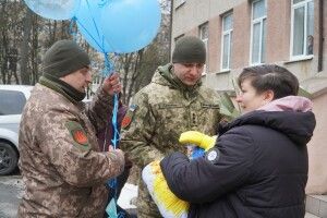 На Волині дружину полеглого Героя з пологового зустріли військовим оркестром