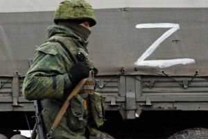 Бив полонених прикладом по ребрах та ногах і погрожував стратою: повідомили про підозру військовому рф