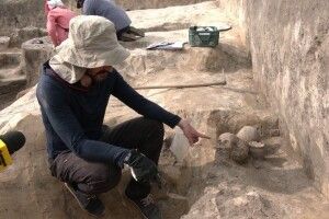У Рівному археологи розкопали давнє поховання (Відео)