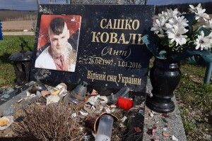 Поліцію просять знайти негідників, які вчинили наругу над могилою українського Героя (Фото)