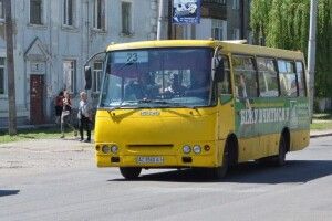 Лучани вимагають перенести зупинки «маршрутки» №23 на Карпенка-Карого