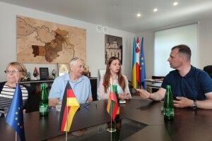 Від фарби до комп’ютерів: британець привіз великий вантаж гумдопомоги у волинське місто