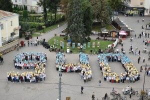 В обласному центрі Волині сотні людей утворили величну цифру