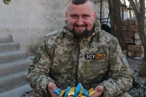 Воїн 14 бригади Батончик друзів пригощає солодощами, а ворогів - снарядами