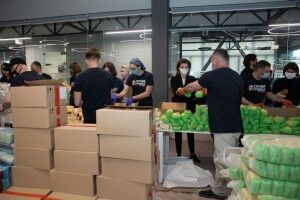 Конвеєр добра: 25 тисяч продуктових наборів зібрали у відкритому офісі «Європейської Солідарності»