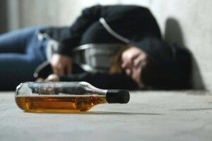 Посеред вулиці знайшли непритомну дитину з ознаками алкогольного сп'яніння