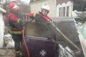 На Рівненщині серед білого дня ледь не згоріла машина 