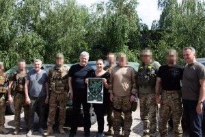 Порошенко передав автівки та спорядження ще у дві бригади на східному фронті