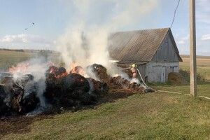 На Волині через чиїсь пустощі з вогнем гасили дві пожежі