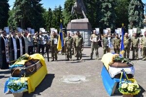 Рівненщина – у жалобі: сотні людей проводжали в останню дорогу двох Воїнів  