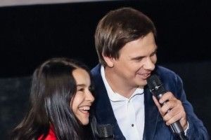 Життєрадісна «Рабиня Ізаура» заспівала з Комаровим «Червону руту» у Харкові 