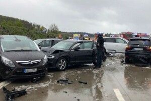 У Німеччині через сильний град зіткнулися 50 авто