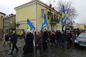Центр Луцька заполонили люди з лампадками та квітами