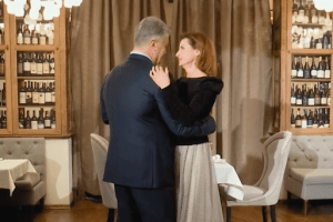 Поцілунок, білий танець і сюрприз. Як Марина Порошенко привітала чоловіка з днем народження (Відео) 
