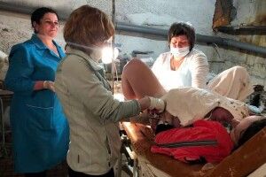 Медики прифронтової лікарні показали, як приймають пологи під обстрілами (Фото, відео) 