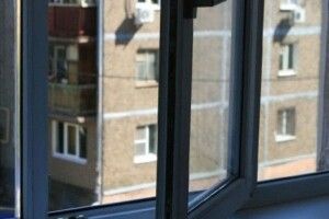 У Рівному чоловік вистрибнув з вікна власної квартири