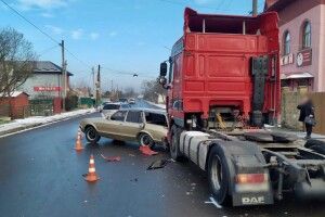 У Луцьку вантажівка наїхала на припаркований легковик (Фото)