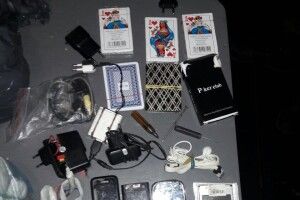 Які заборонені предмети ховали в'язні Маневицької виправної колонії (Фото)