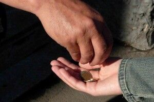Рідні тиждень розшукували 35-річну жінку, а вона жебракувала біля торгового центру