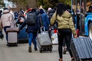 Підрахували, скільки приблизно лучан виїхали за кордон через війну 