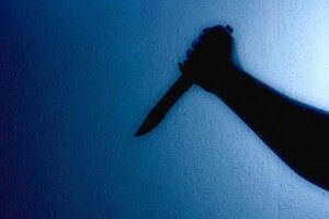  Жінка схопила ніж та вдарила свого чоловіка у спину: деталі події