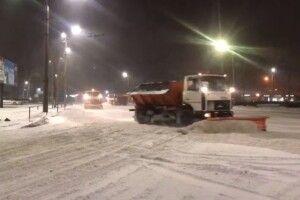 На «Жигулях» чи «Ниві»: мер Луцька посеред ночі проїхався слідом за снігоприбиральною технікою (Відео)