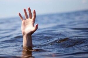 Ледь не потонула: рятувальники витягнули зі Стиру 16-річну дівчину (Відео)