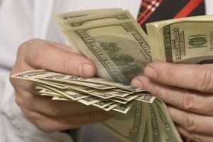 За одержання хабаря розміром 1500 доларів на Волині судитимуть сільського голову