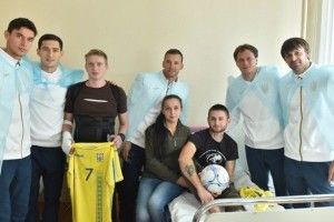 Тренери і футболісти збірної України привітали воїнів з Днем захисника