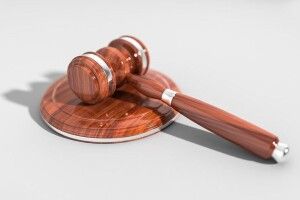 Незаконно звільнив працівника – на Волині із колишнього керівника держустанови стягнули матеріальну шкоду