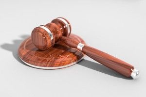 Волинянка обікрала хлопця на першому побаченні, поки той спав: жінку судили